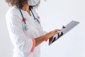 Médicaments et dispositifs médicaux : êtes-vous prêts à mesurer leur empreinte carbone et environnementale ?